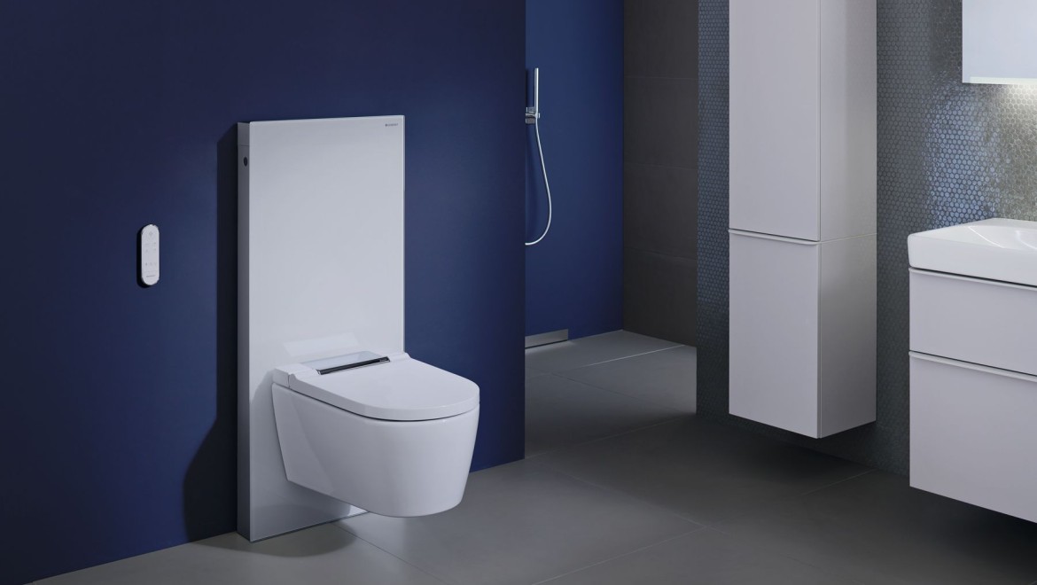 Sprchovací WC Geberit AquaClean Sela s zařízením Geberit Monolith v modré koupelně