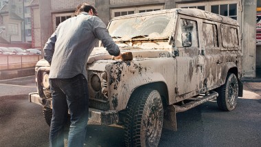 Očista vodou – Muž myje auto
